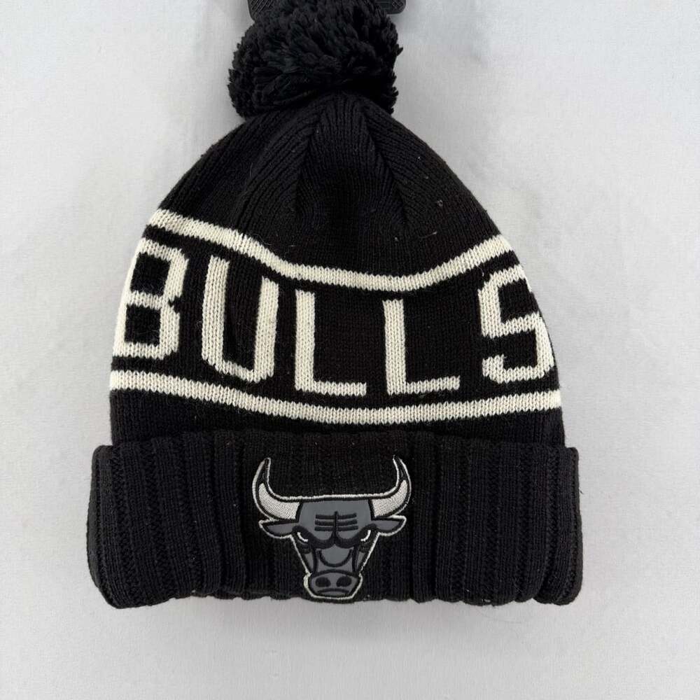 0767 Mitchell & Ness Chicago Bulls Black Cuffed Pom Beanie